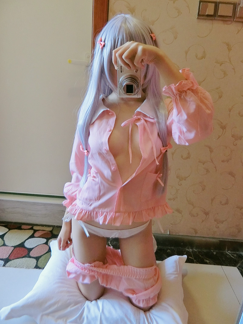 一只肉酱阿 (roujiangdajiba) as Sagiri Izumi Ero Cosplay – Eromanga Sensei
Shy silver-haired imouto gone full slut: pink hoodie ripped open, tiny panties soaked, huge tits spilling. Ahegao blushing “Onii-chan, draw your cum on me~”. Dripping pussy close-ups. Uncensored 4K-8K photos, zero mosaic.


