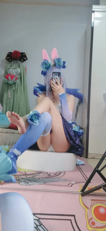 沐沐酱 (Mumujiang) as Gongsun Li Ero Cosplay – King of Glory Pink bunny umbrella tossed aside, Gongsun Li’s dress ripped open, huge tits bouncing, thighs spread wide. Ahegao eyes begging “Master, catch my flower~”. Dripping pussy in torn stockings. Uncensored 4K-8K photos, zero mosaic.